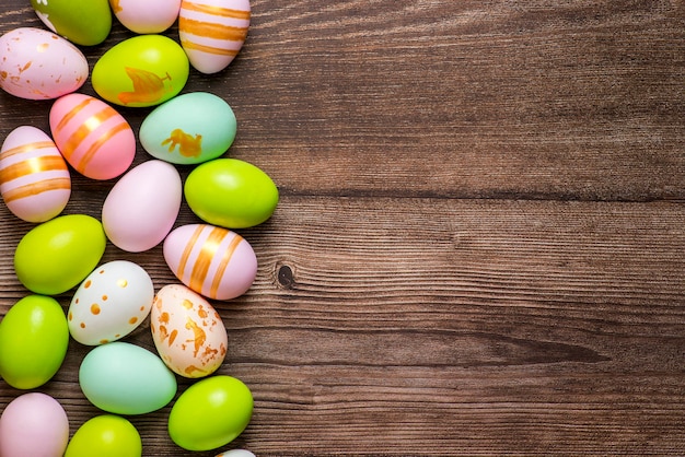 Oeufs de Pâques colorés sur fond de bois