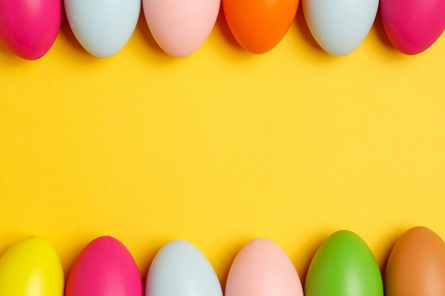 Oeufs de Pâques colorés sur fond jaune