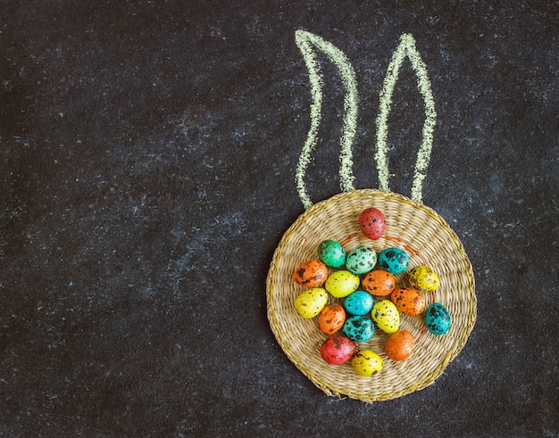 Photo oeufs de pâques colorés sur fond noir