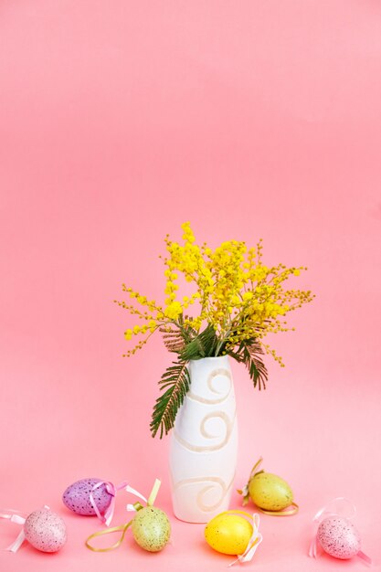 Oeufs de Pâques colorés sur fond rose