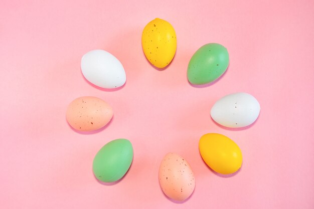 Oeufs de Pâques colorés sur fond rose