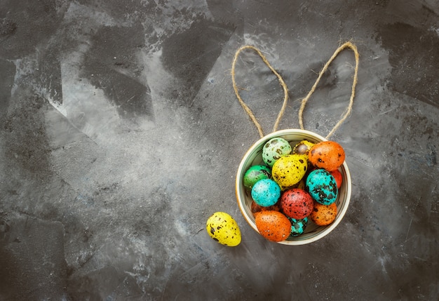 Photo oeufs de pâques colorés sur fond sombre