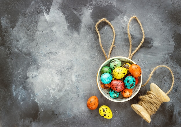 Photo oeufs de pâques colorés sur fond sombre