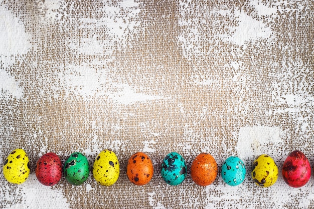 Photo oeufs de pâques colorés sur fond de toile clair