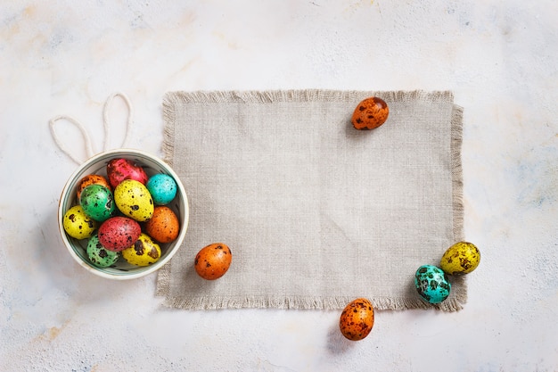 Photo oeufs de pâques colorés sur fond de toile clair