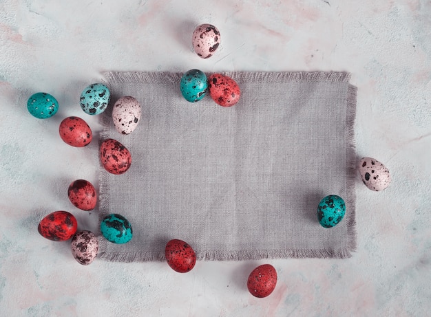 Oeufs de Pâques colorés sur fond de toile clair