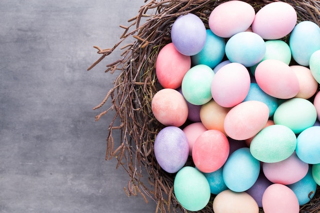 Oeufs de Pâques colorés sur le fond vintage.