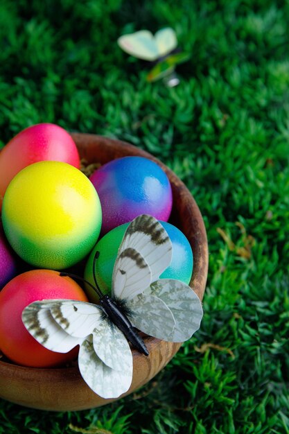 Oeufs de Pâques colorés sur l'herbe verte