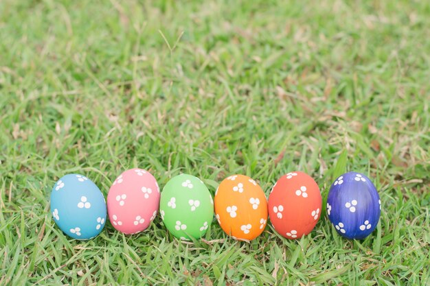 Oeufs de Pâques colorés sur l&#39;herbe verte