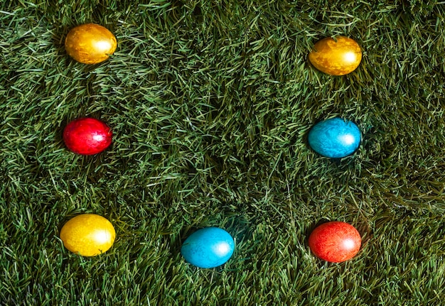 Oeufs de Pâques colorés sur l'herbe