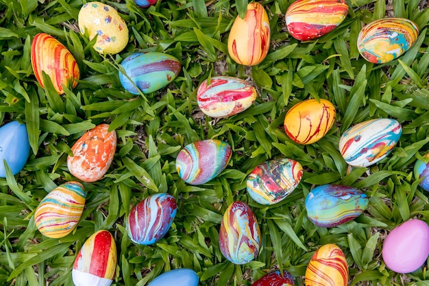 Oeufs de pâques colorés sur l'herbe