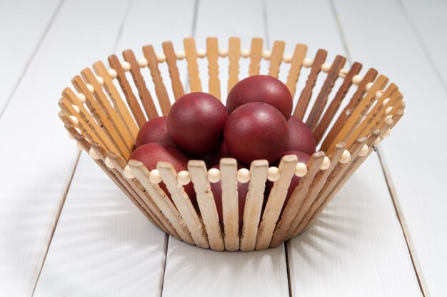 Oeufs de Pâques colorés avec joyeuses pâques