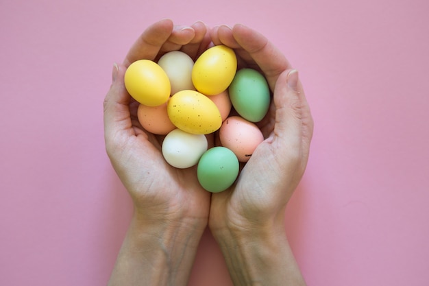 Oeufs de Pâques colorés en mains