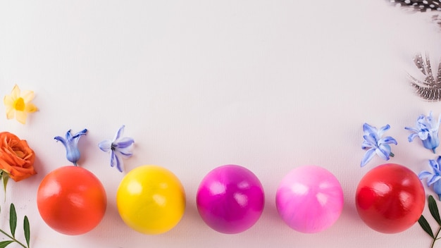 oeufs de pâques colorés sur un rose