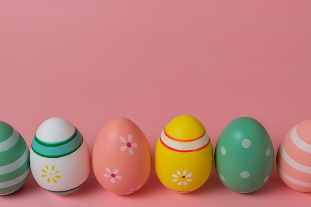 Oeufs de Pâques colorés sur rose.