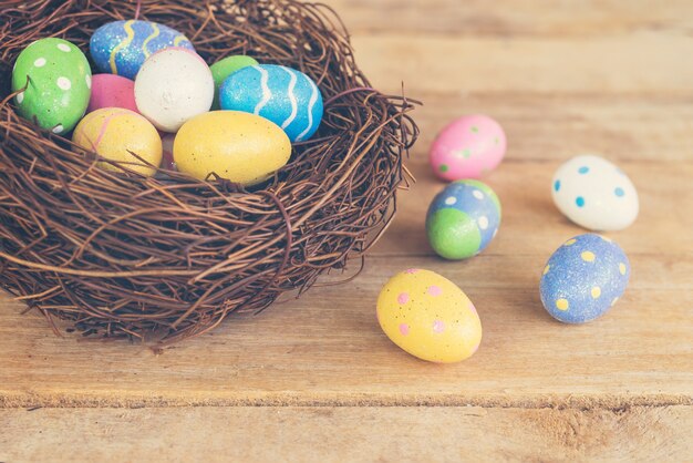 Oeufs de Pâques colorés en soignée sur fond en bois de planche