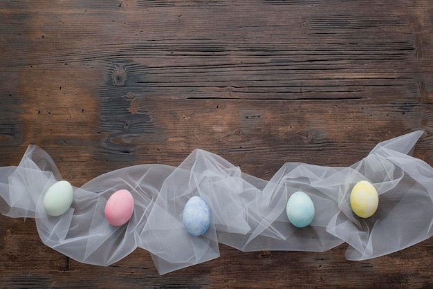 Les oeufs de Pâques colorés sont allongés sur la table