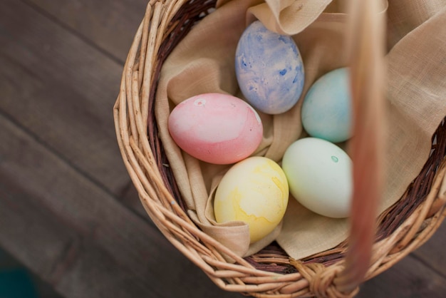 Les oeufs de Pâques colorés sont dans le panier