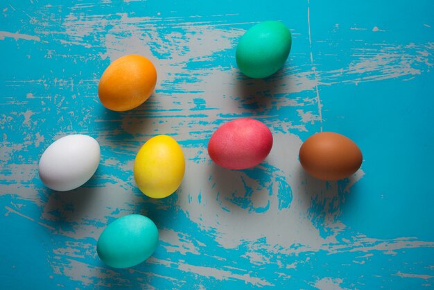 Oeufs de Pâques colorés sur une surface minable bleue