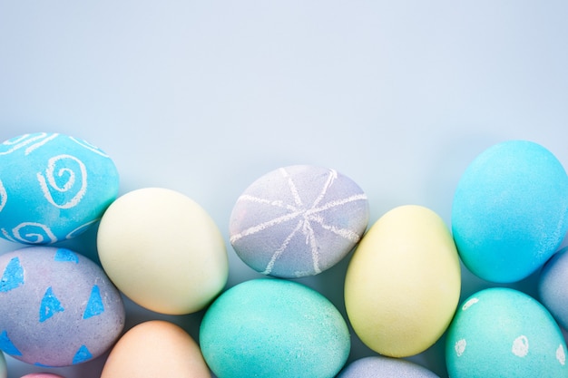 Oeufs de Pâques colorés teints par de l'eau colorée avec un beau motif