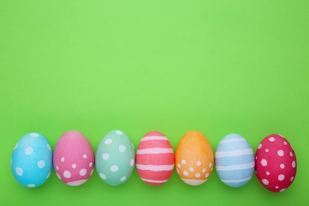 Oeufs de Pâques colorés sur un vert, pastel