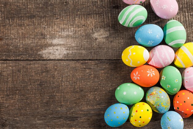 Oeufs de Pâques colorés Vintage sur fond de table en bois