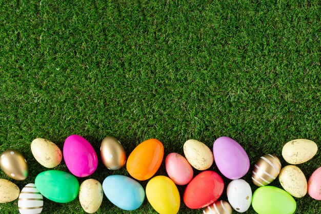 Oeufs de Pâques colorés sur la vue de dessus de fond d'herbe