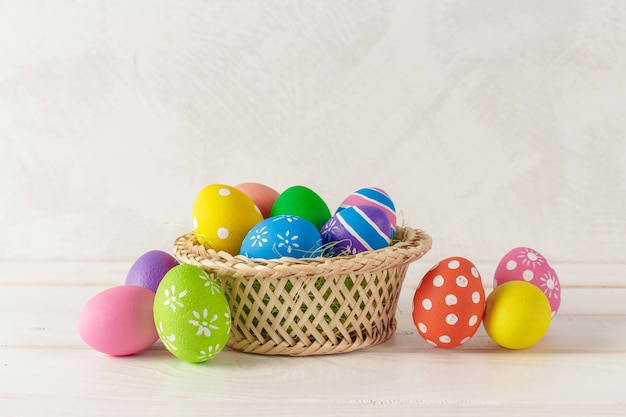 Photo oeufs de pâques colorés