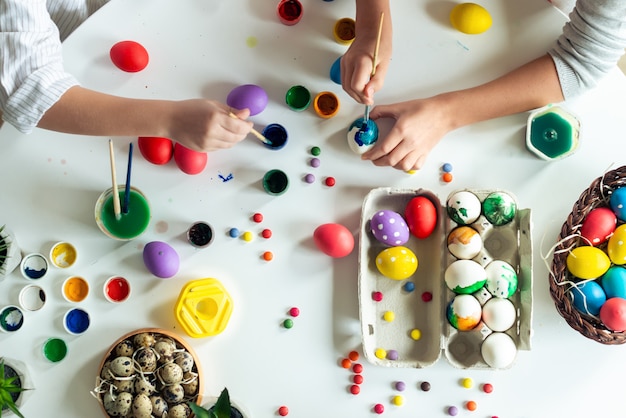 Oeufs de Pâques à colorier, vue de dessus.