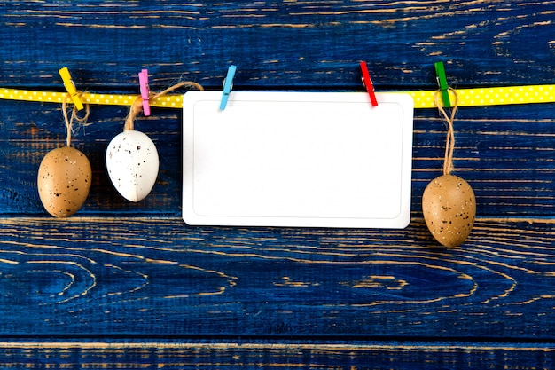 Oeufs de Pâques sur corde en bois bleu