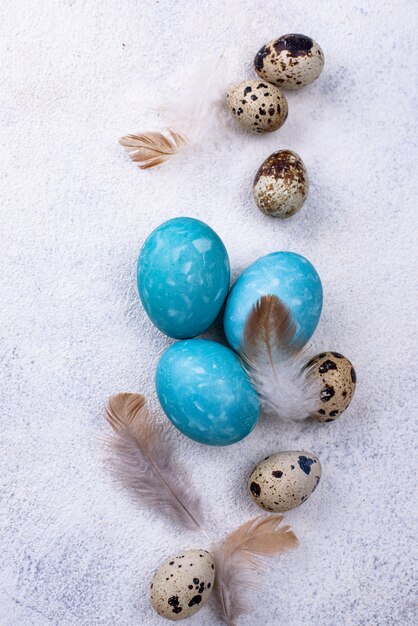 Oeufs de Pâques en couleur bleue