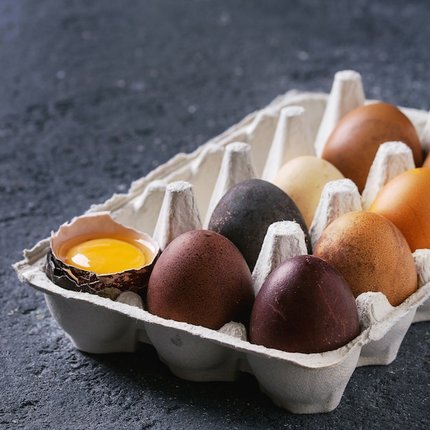 Oeufs de Pâques de couleur brune