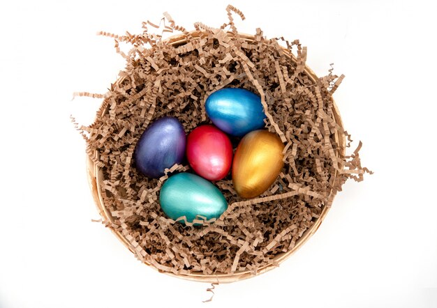 Oeufs de Pâques de couleur dans le panier isolé sur blanc