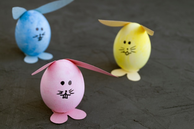 Oeufs de Pâques de couleur sur le fond gris.