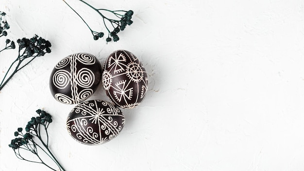 Oeufs de Pâques de couleur noire Pysanka sur blanc