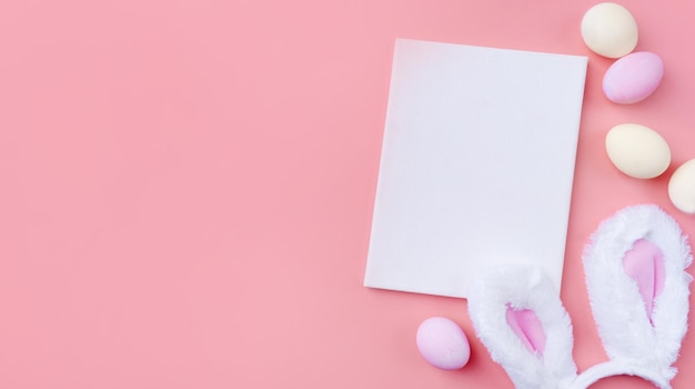 Oeufs de Pâques de couleur pastel avec cadre blanc vierge pour la conception de maquettes