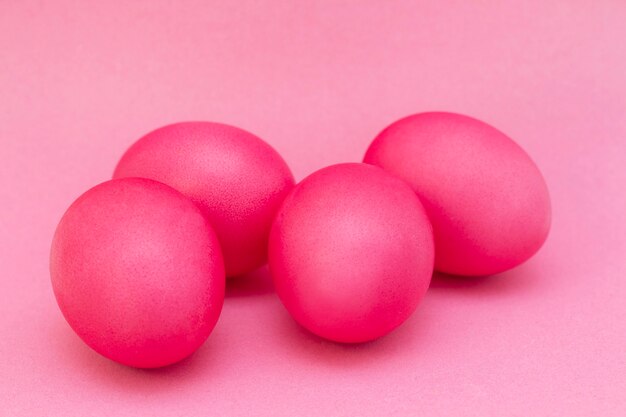 Oeufs de Pâques de couleur rose sur fond rose. Joyeuses Pâques.