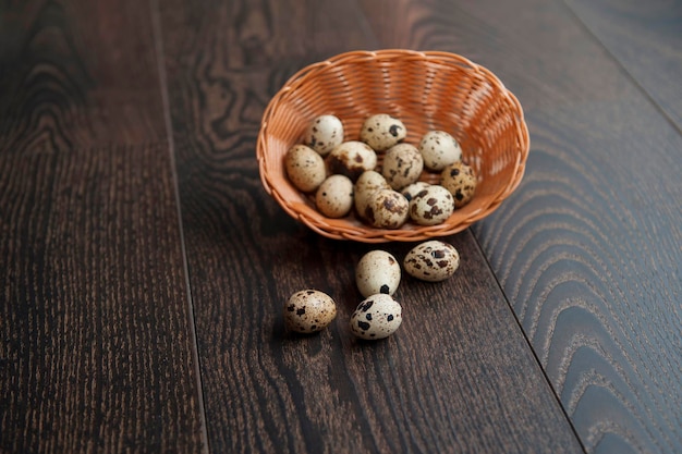 Oeufs de pâques dans un beau panier en osier