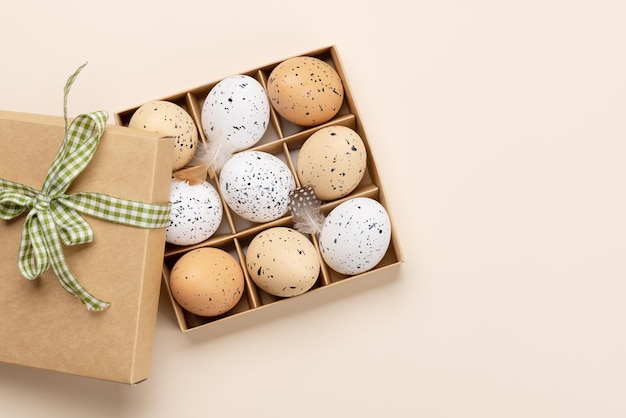 Oeufs de Pâques dans une boîte cadeau