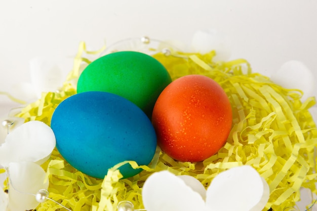 Photo oeufs de pâques dans un bol brun joyeuses fêtes de pâques oeufs peints colorés oeufs durs brillants