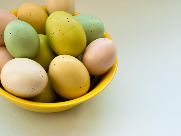 Oeufs de Pâques dans un bol jaune.