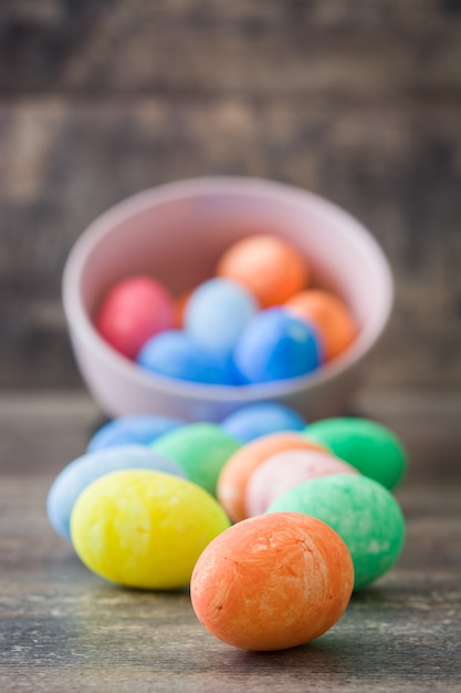 Oeufs de Pâques dans un bol vintage sur table en bois