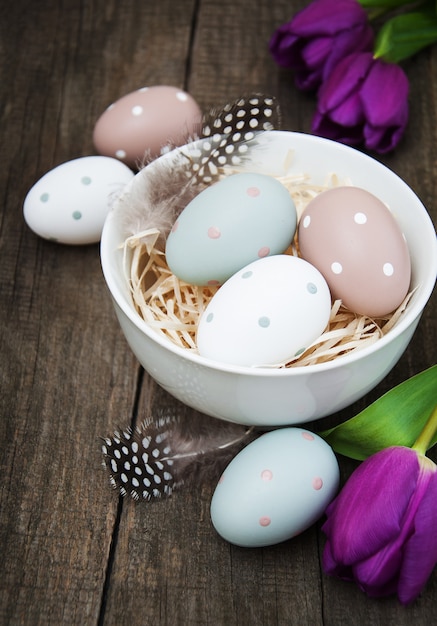 Oeufs de Pâques dans un bol