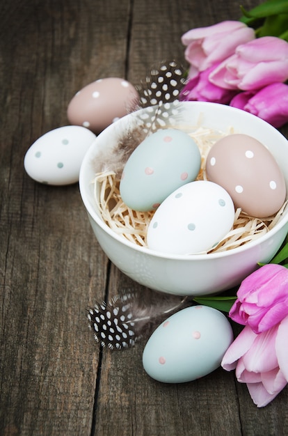 Oeufs de Pâques dans un bol