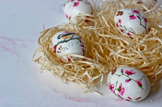 Oeufs de Pâques dans un nid décoratif sur fond de marbre