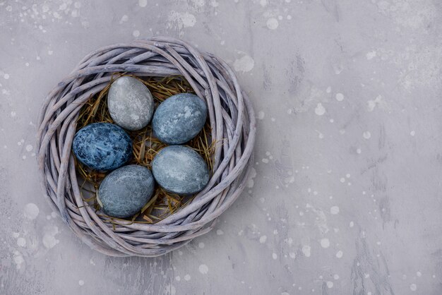 Oeufs de Pâques dans le nid avec du foin