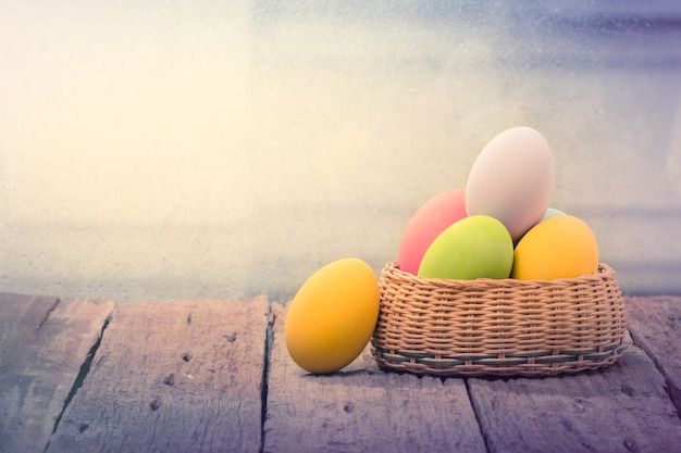 Oeufs de Pâques dans le nid sur planche de bois rustique