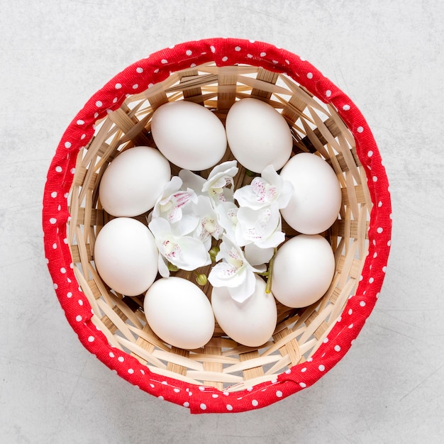 Oeufs de Pâques dans le panier de foin vue de dessus