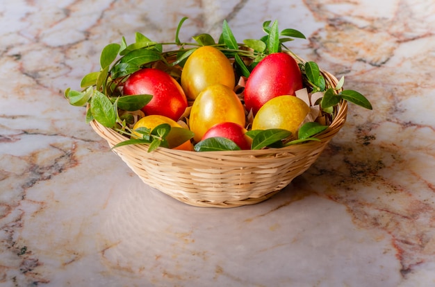 Oeufs de Pâques dans le panier. Oeufs de Pâques sur fond de marbre.