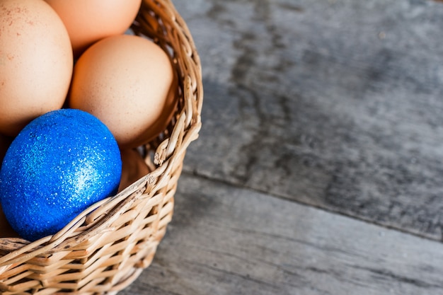 Oeufs de Pâques dans le panier